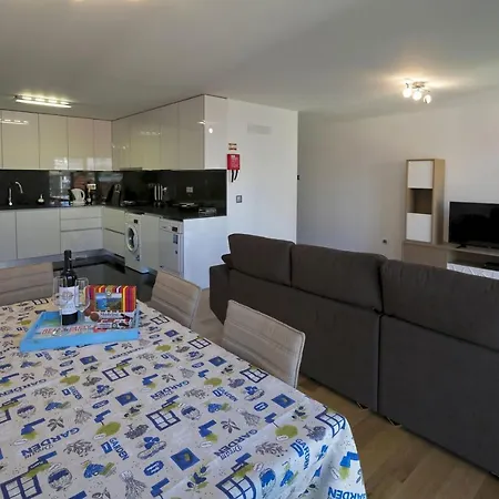 Atlantic Getaway, Modern Apartment, Aircon, Free Wifi And Parking,shopping Apartment