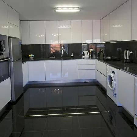 Atlantic Getaway, Modern Apartment, Aircon, Free Wifi And Parking,shopping