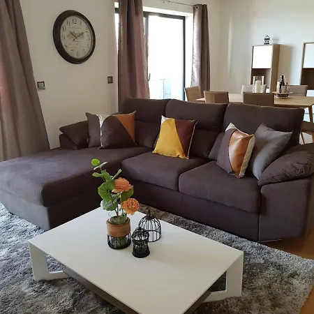 Atlantic Getaway, Modern Apartment, Aircon, Free Wifi And Parking,shopping Apartment